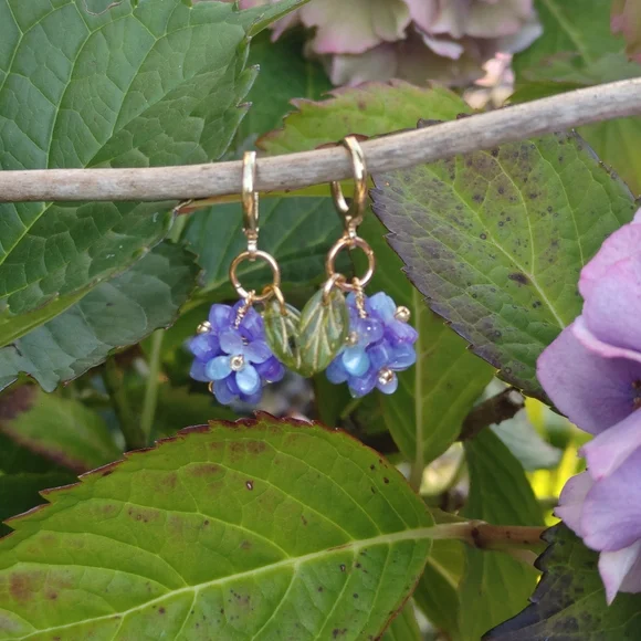 Handmade hydrangea earrings - Picture 4 of 4